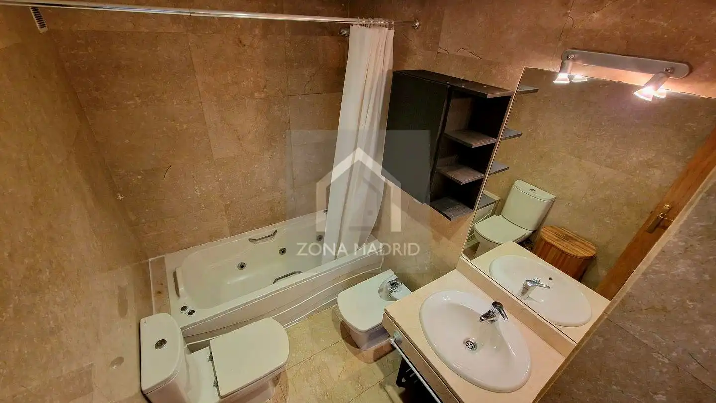 Baño de Piso de alquiler en Madrid con Aire acondicionado y Amueblado