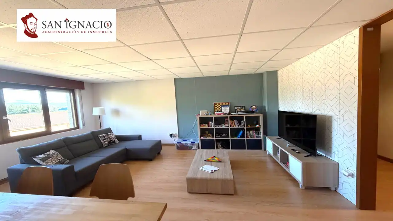 Sala d'estar de Pis en venda en Villarcayo de Merindad de Castilla la Vieja amb Calefacció, Moblat i Balcó