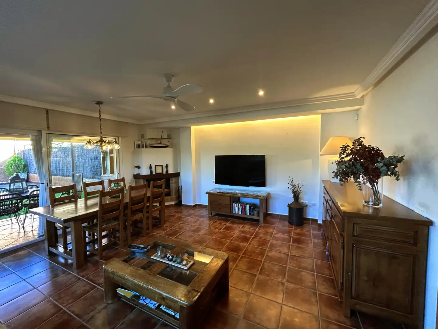 Sala de estar de Casa adosada en venta en Palafrugell con Aire acondicionado, Calefacción y Jardín privado