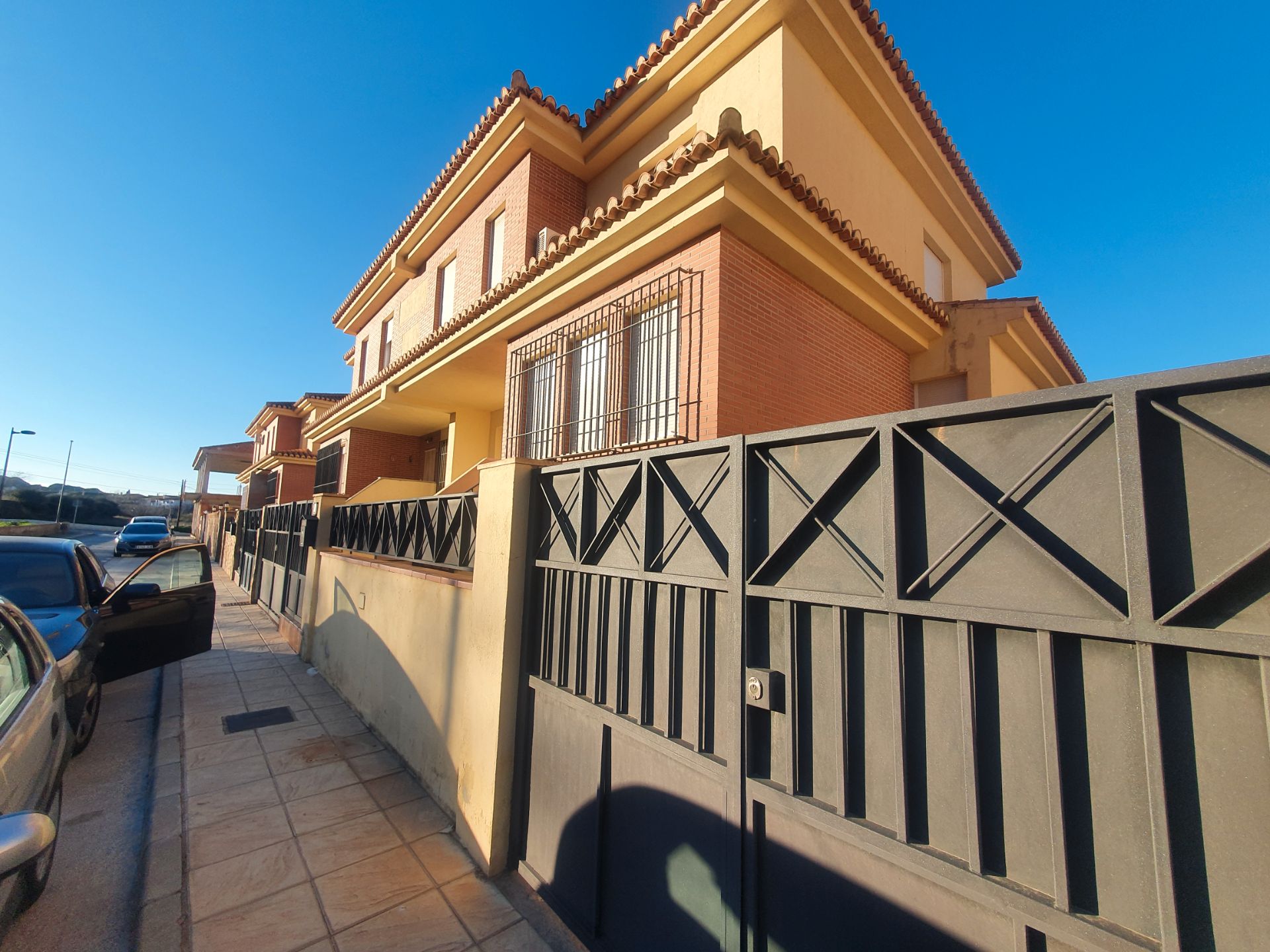 Vista exterior de Casa adosada de lloguer en Guadix amb Calefacció, Jardí privat i Terrassa
