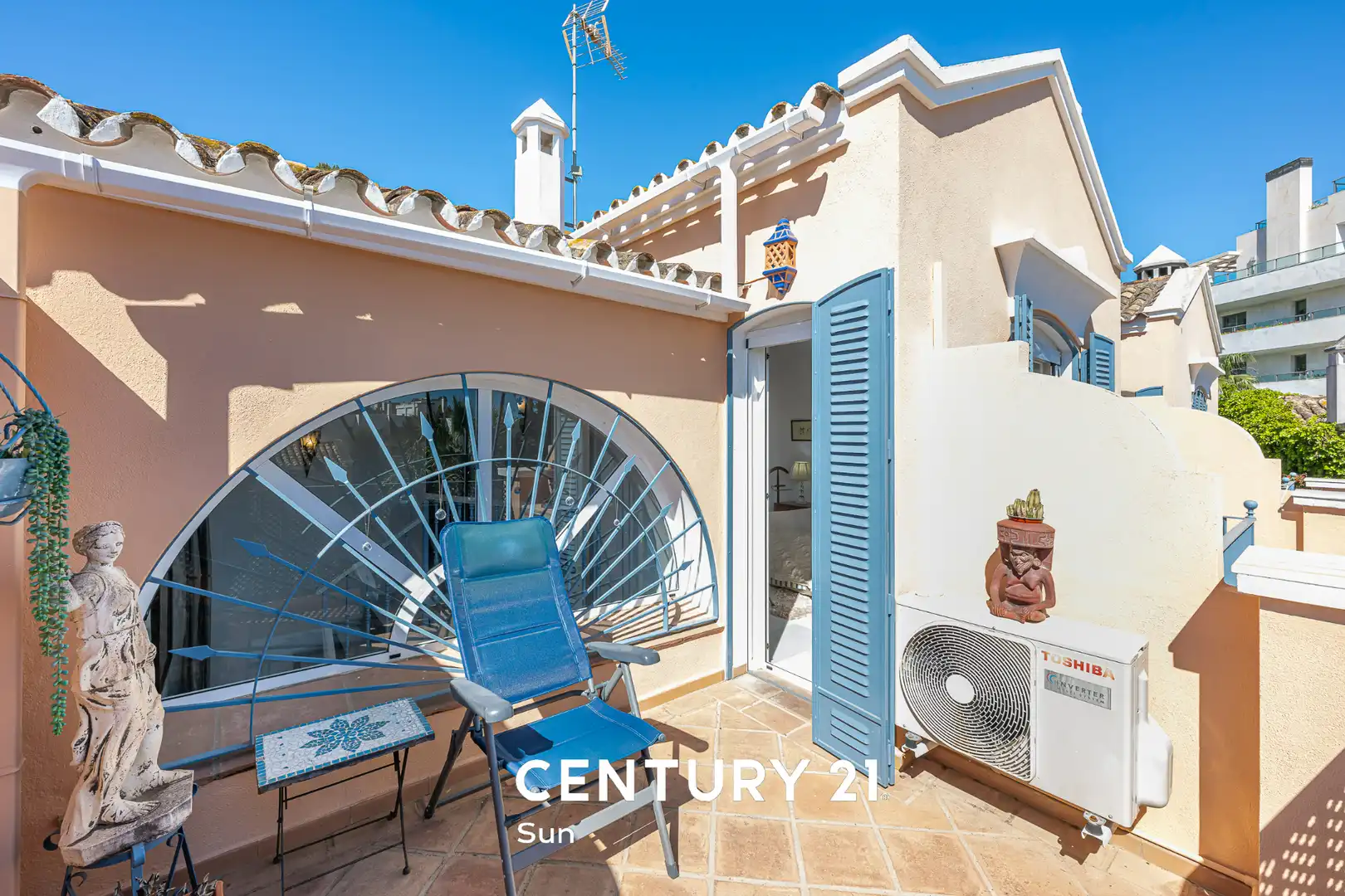 Vista exterior de Casa adosada en venta en Marbella con Aire acondicionado, Calefacción y Jardín privado