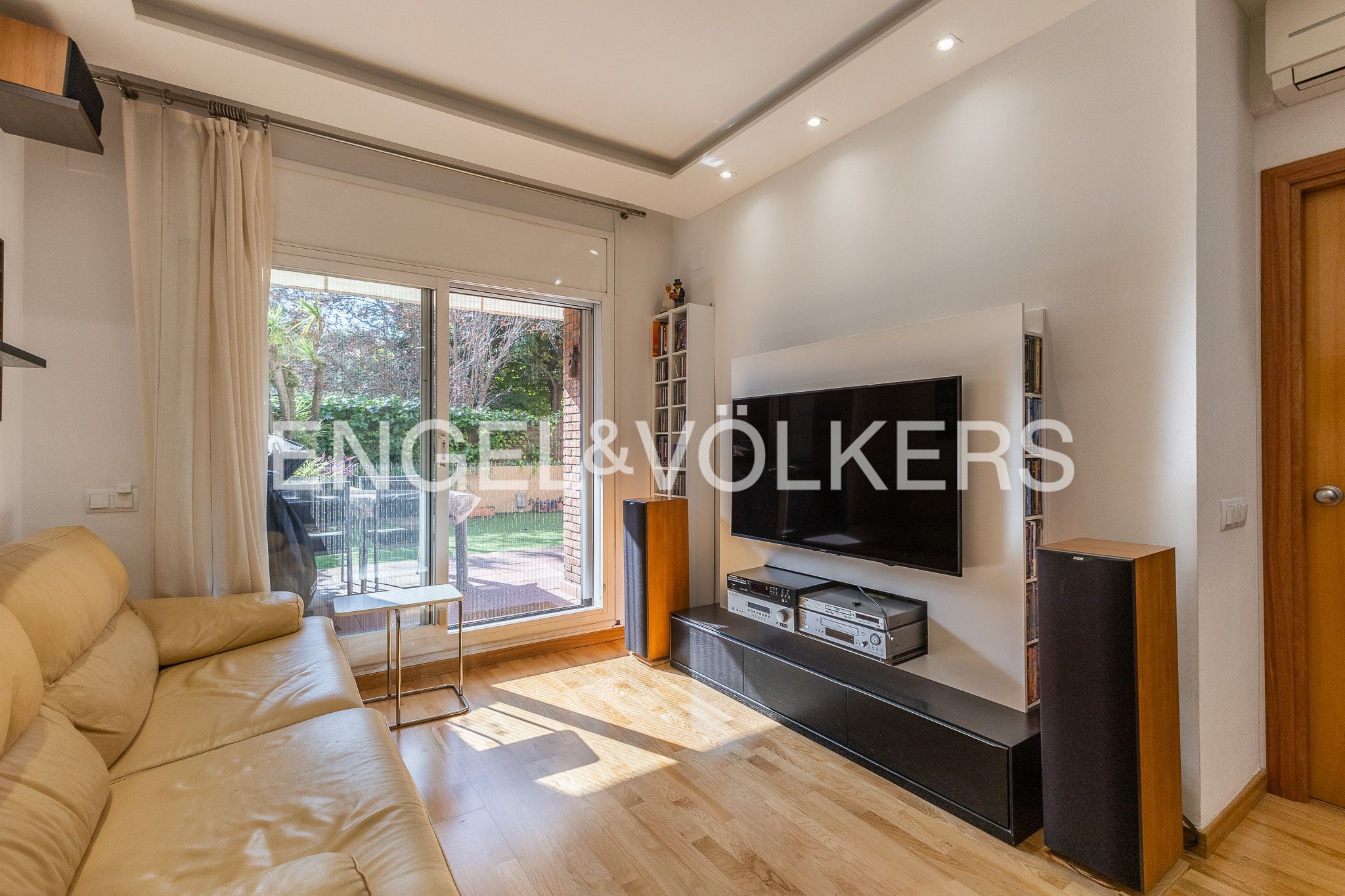 Living room of Apartment for sale in Sant Cugat del Vallès  with Air Conditioner, Heating and Private garden