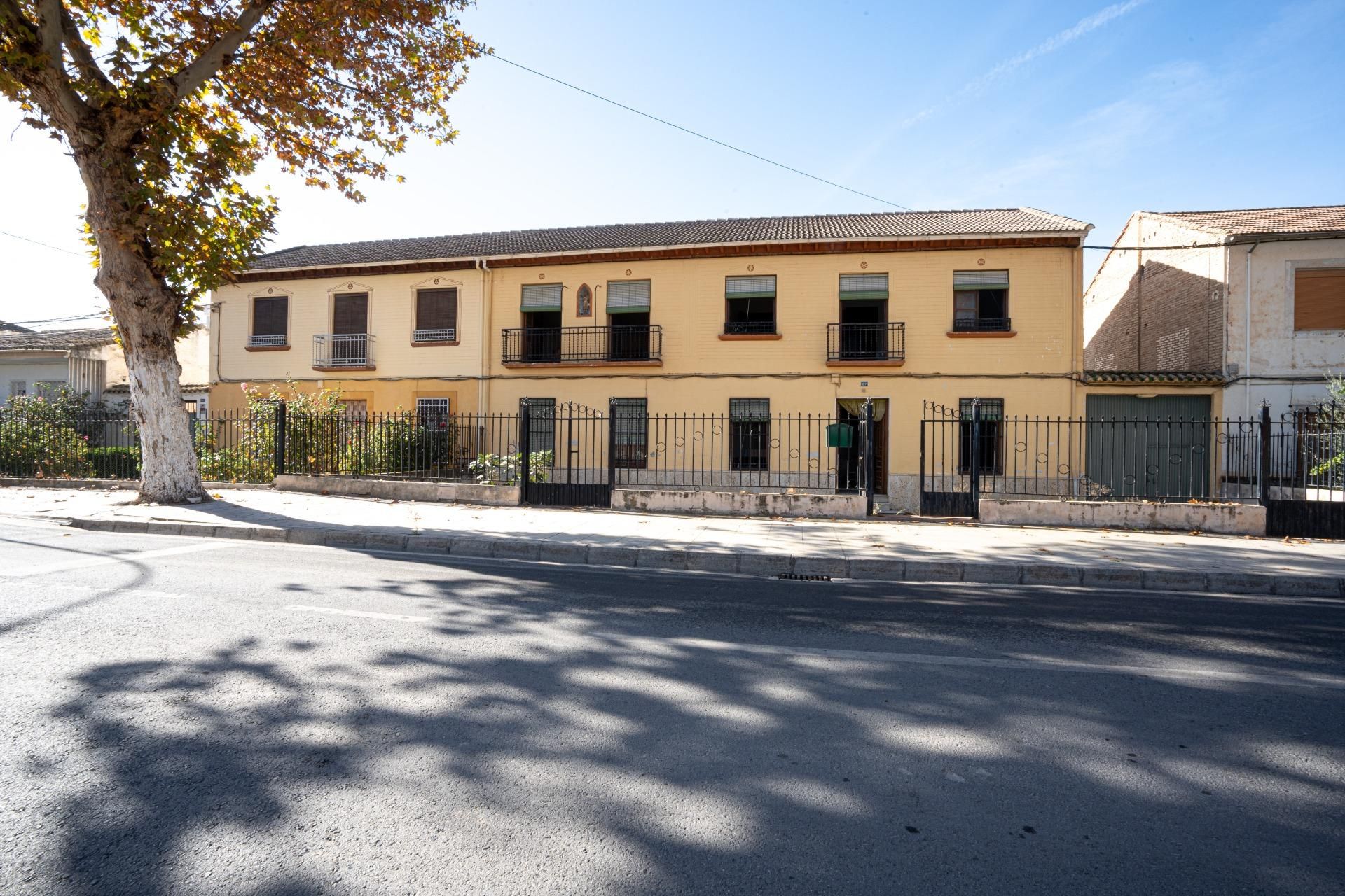 Vista exterior de Finca rústica en venda en Fuente Vaqueros amb Calefacció, Terrassa i Balcó