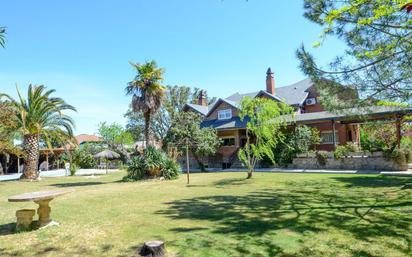 Vista exterior de Casa o xalet en venda en Villanueva de la Cañada amb Aire condicionat, Terrassa i Piscina