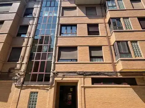 Vista exterior de Piso en venta en Oviedo  con Parquet, Trastero y Piscina