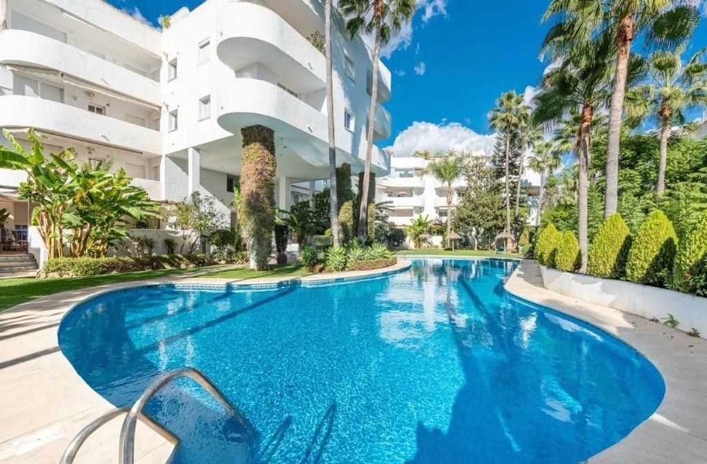 Vista exterior de Dúplex de lloguer en Marbella amb Aire condicionat, Terrassa i Piscina