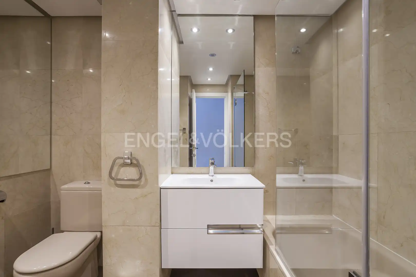 Bathroom of Flat for rent in Madrid  with Air Conditioner, Heating and Parquet flooring