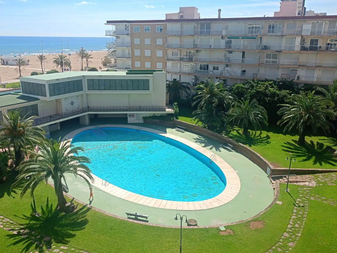 Piscina de Apartament de lloguer en Gandia amb Aire condicionat, Terrassa i Moblat