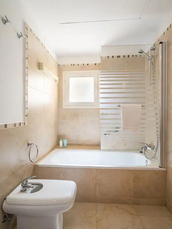 Badezimmer von Wohnungen zum Verkauf in Manilva mit Klimaanlage, Privatgarten und Schwimmbad