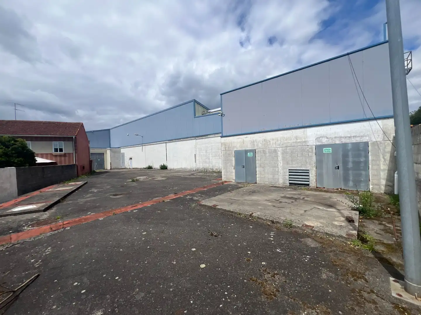 Vista exterior de Nave industrial de alquiler en Vigo  con Calefacción y Alarma