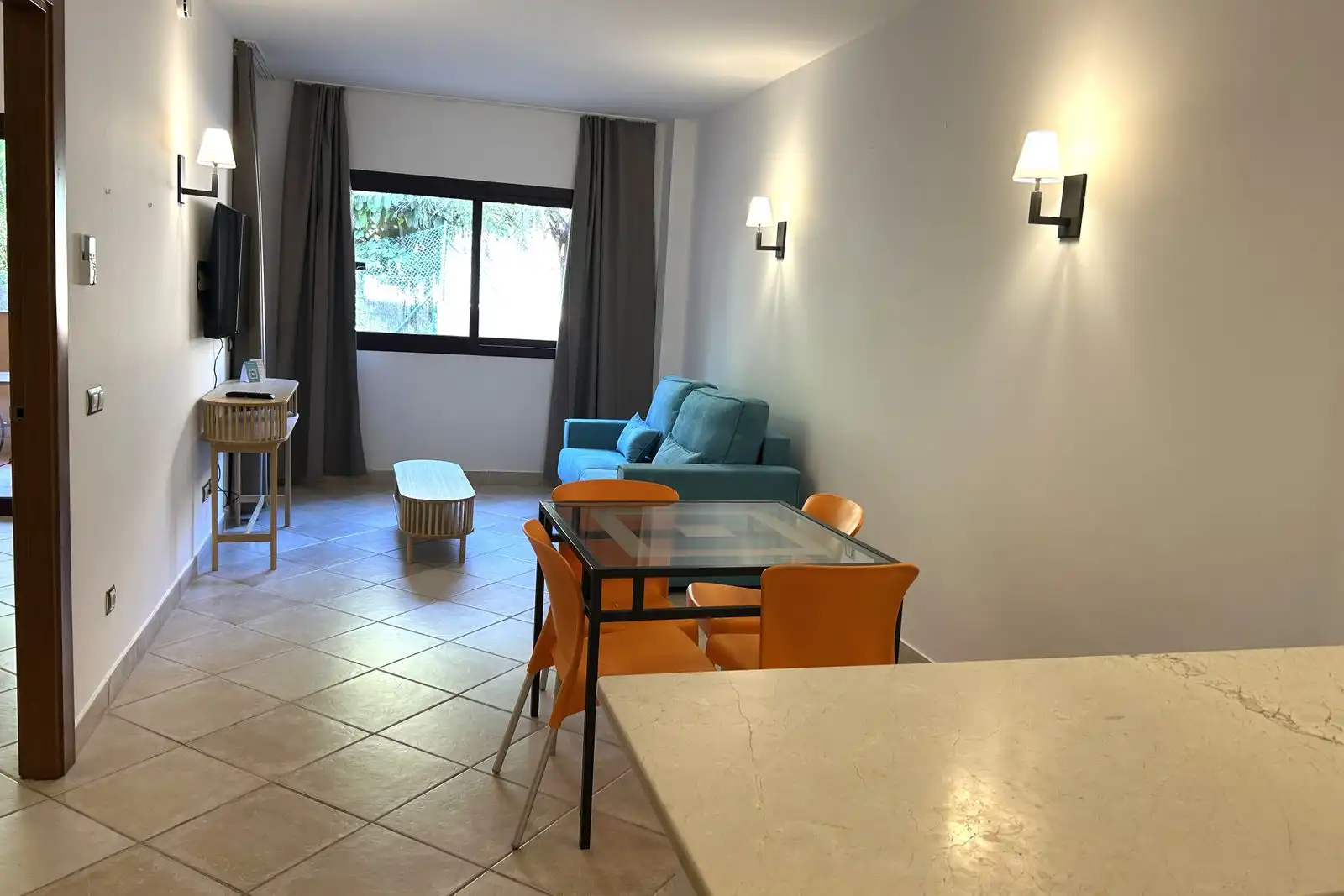 Sala d'estar de Pis en venda en Benahavís amb Moblat i Piscina comunitària
