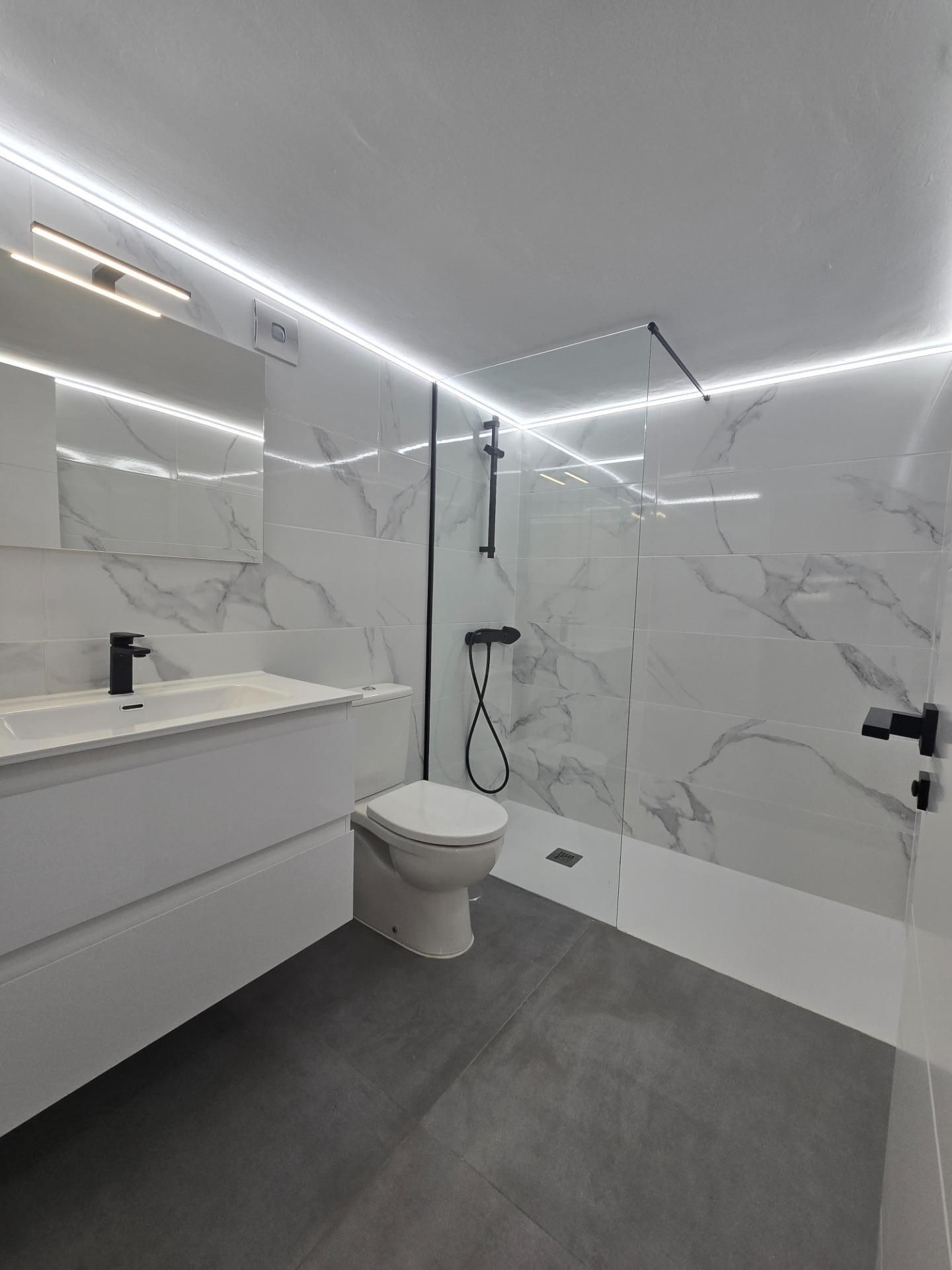 Bathroom of Flat to rent in  Santa Cruz de Tenerife Capital  with Storage room