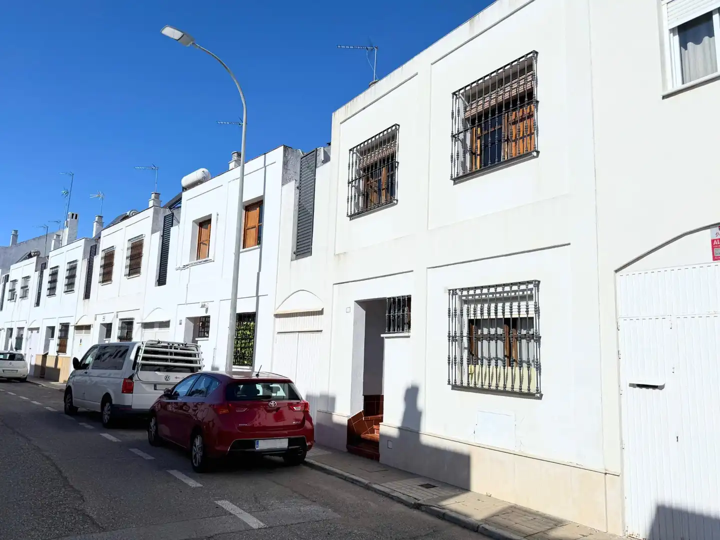 Vista exterior de Casa adosada en venta en Sevilla con Aire acondicionado, Calefacción y Jardín privado