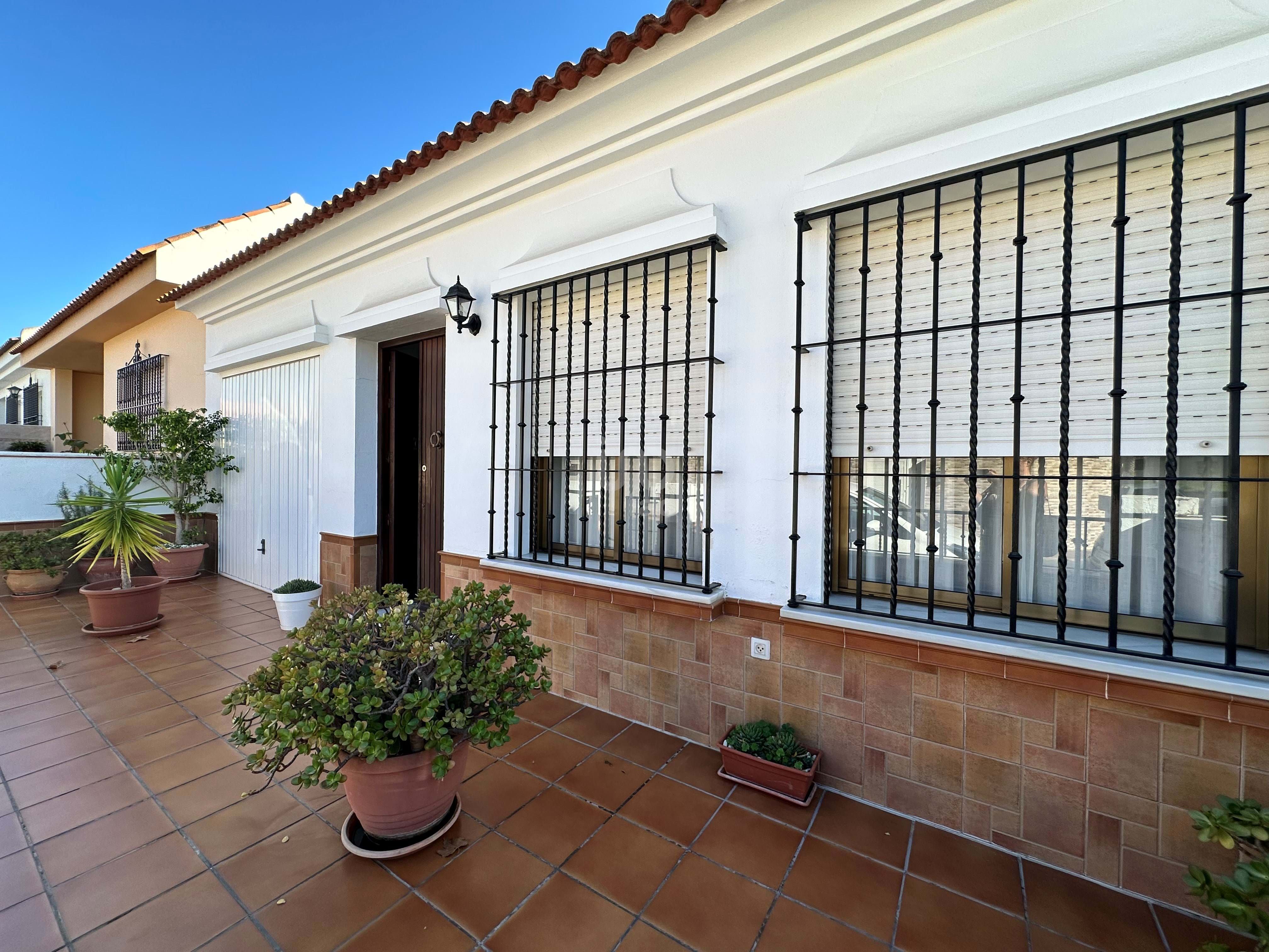 Vista exterior de Casa o xalet en venda en Lepe amb Aire condicionat, Calefacció i Terrassa