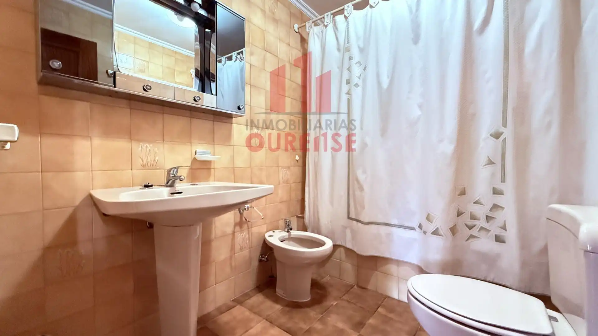 Bathroom of Flat for rent in Ourense Capital   with Heating and Furnished