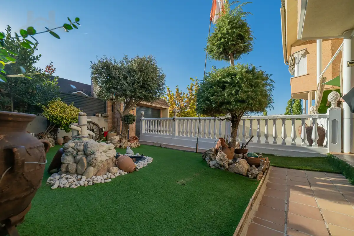 Casa aparellada amb terrassa en venda a Calle Sierra de Gredos 64, imagen 6