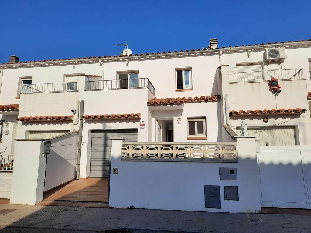Vista exterior de Casa adosada en venda en L'Escala amb Calefacció, Terrassa i Piscina comunitària