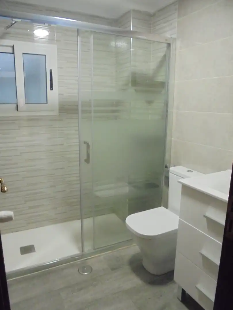 Baño de Piso de alquiler en Avilés con Calefacción, Parquet y Horno