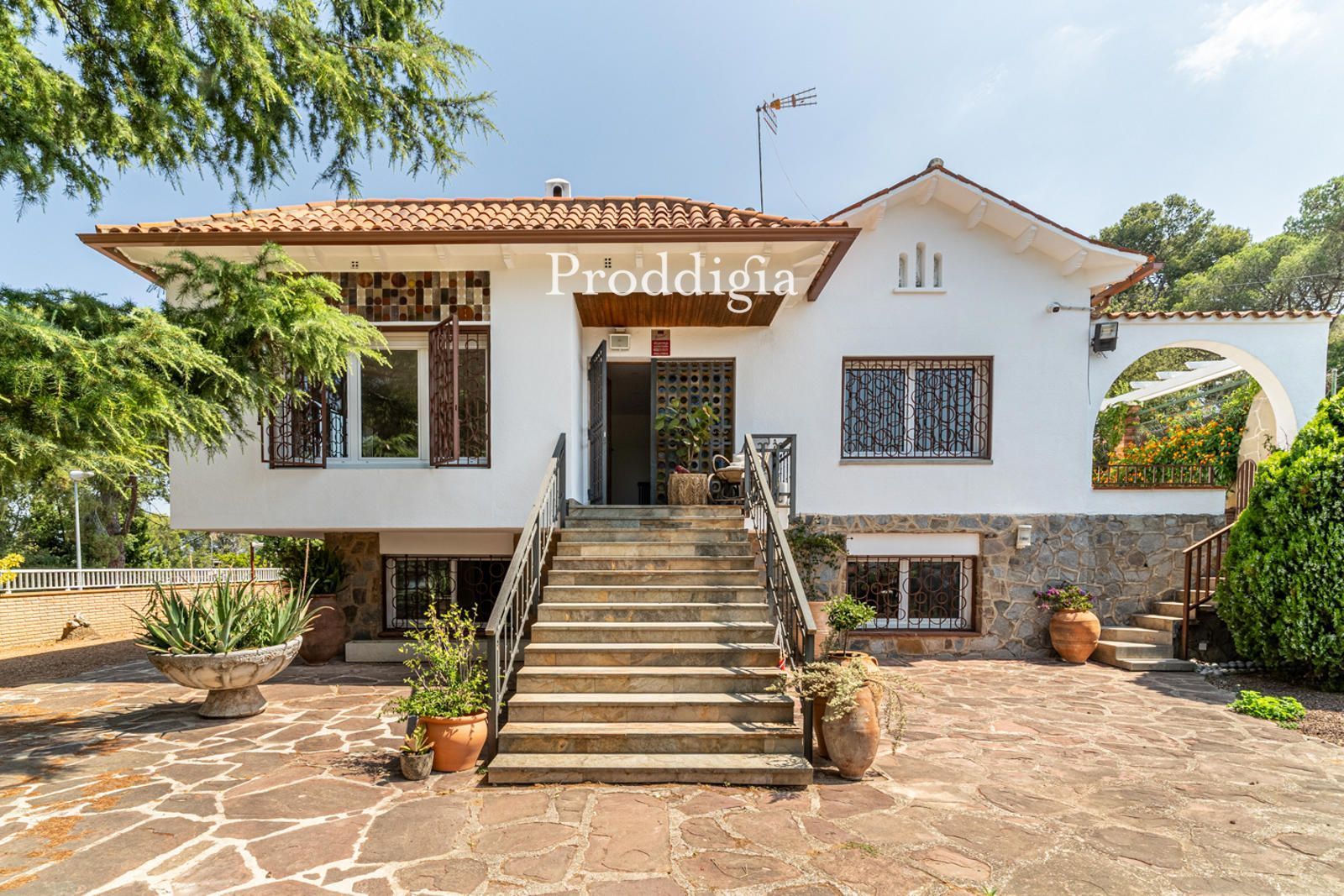 Vista exterior de Casa o xalet en venda en Sant Cugat del Vallès amb Jardí privat i Terrassa