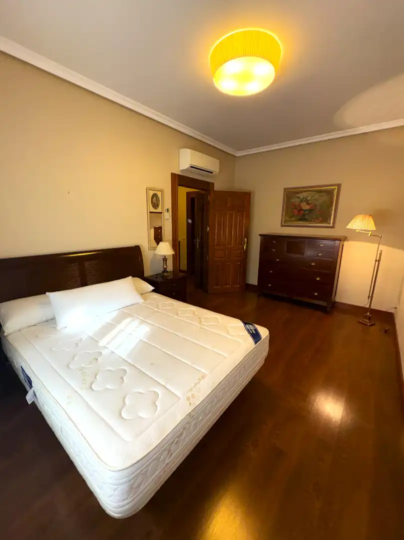 Schlafzimmer von Fabrikhallen zur Miete in Cedillo del Condado mit Heizung