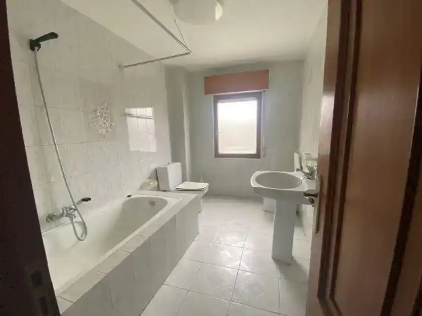 Bany de Pis en venda en Toral de los Vados amb Balcó