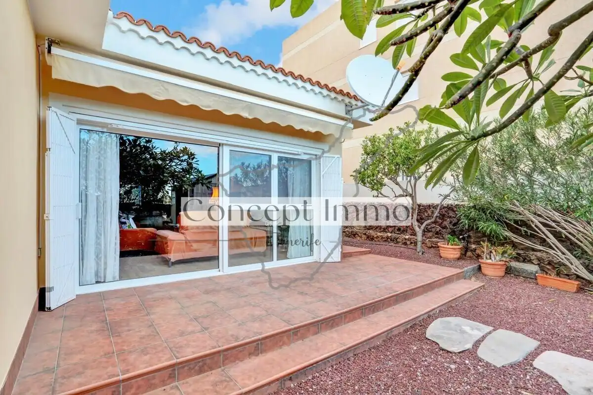 Vista exterior de Casa o xalet en venda en Arona amb Jardí privat, Terrassa i Traster