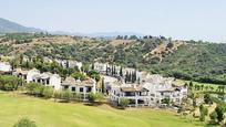 Vista exterior de Casa o xalet en venda en Estepona amb Jardí privat i Terrassa