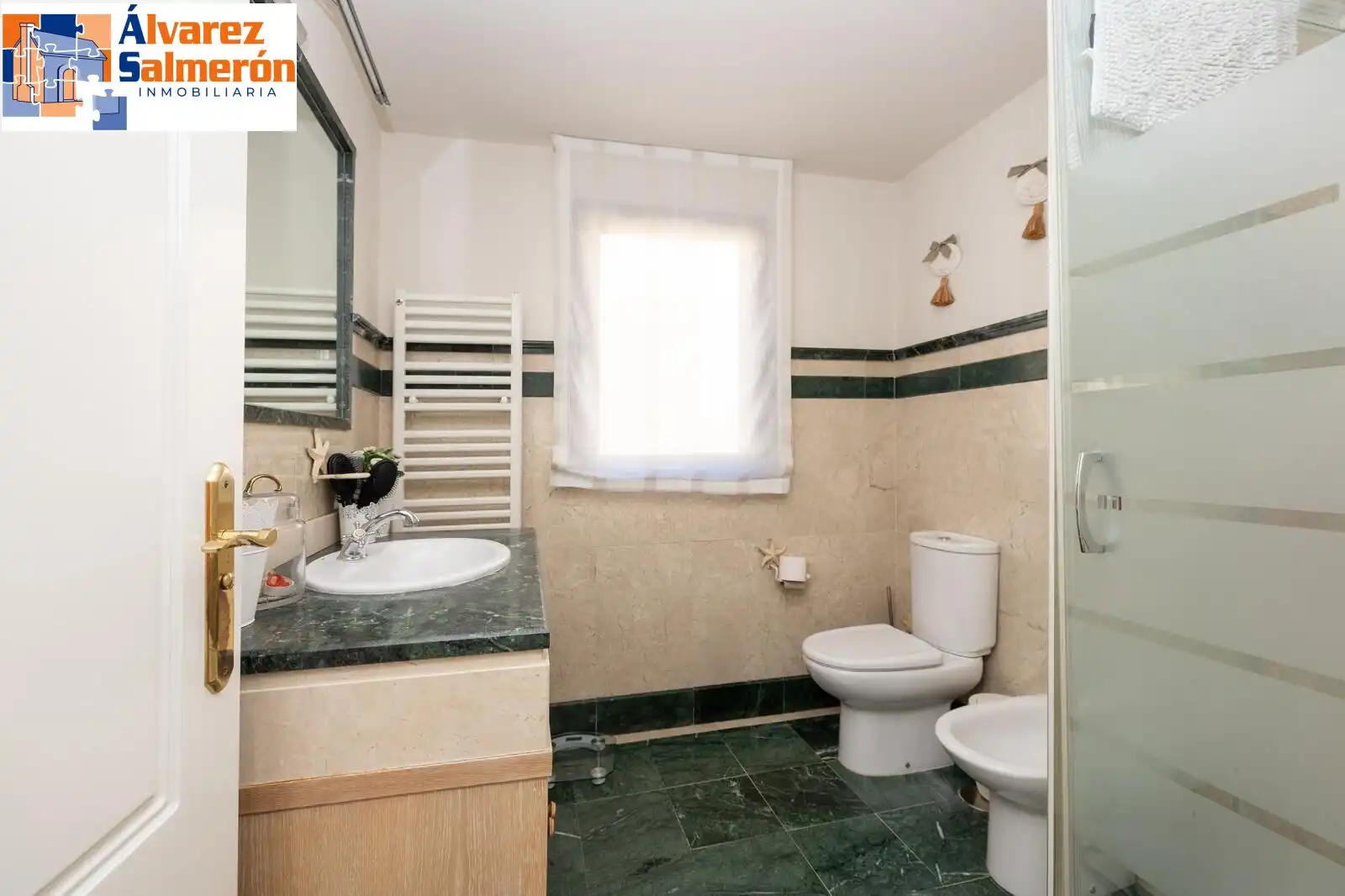 Baño de Casa adosada en venta en Granada con Aire acondicionado, Calefacción y Terraza