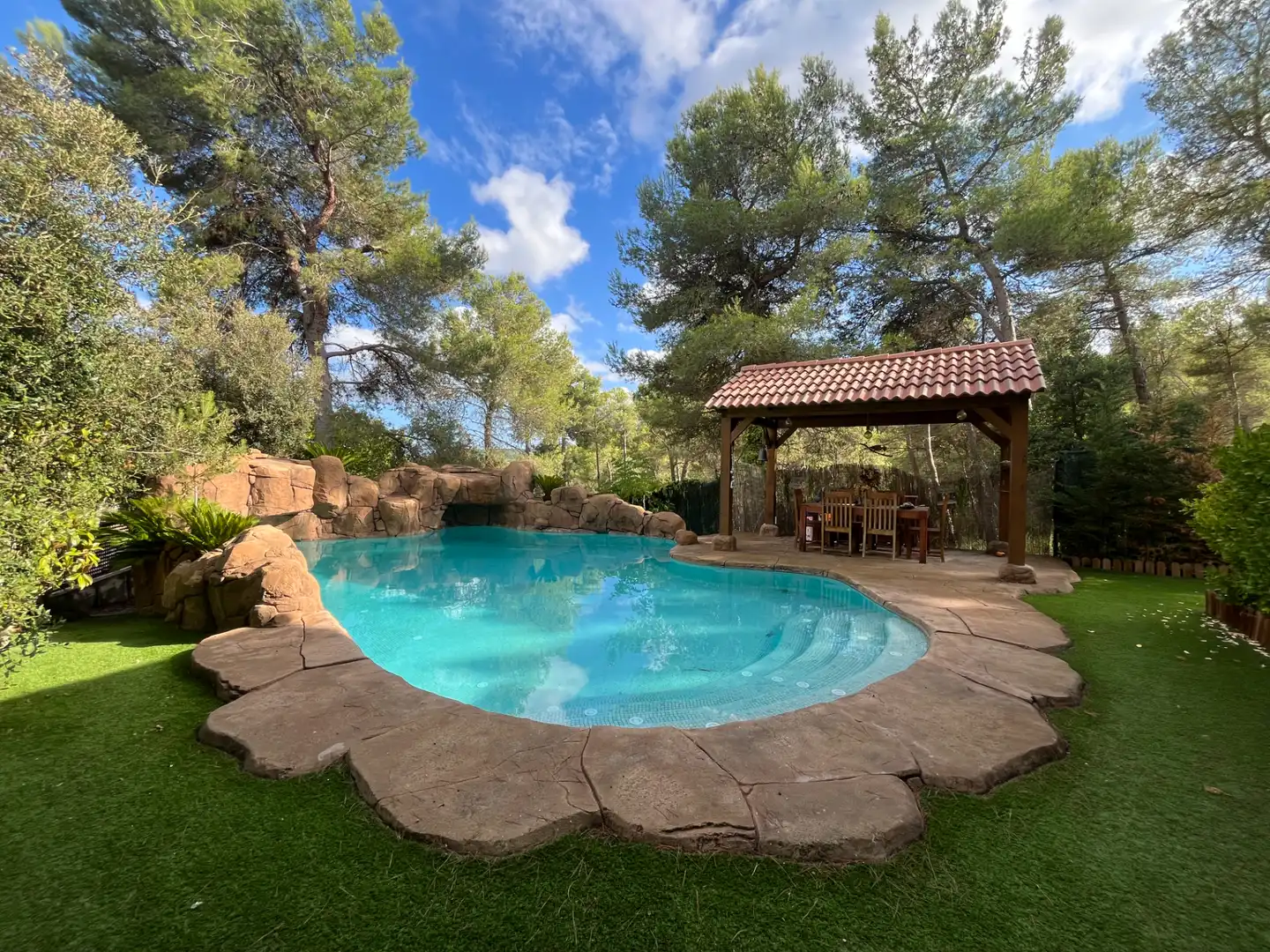 Detached house with terrace for sale in Carrer Llobregat 18
