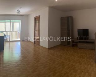 Sala d'estar de Apartament en venda en Terrassa amb Aire condicionat i Balcó