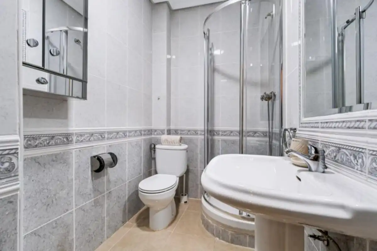 Bathroom of Houses for share in Madrid  with Heating, Furnished and Oven
