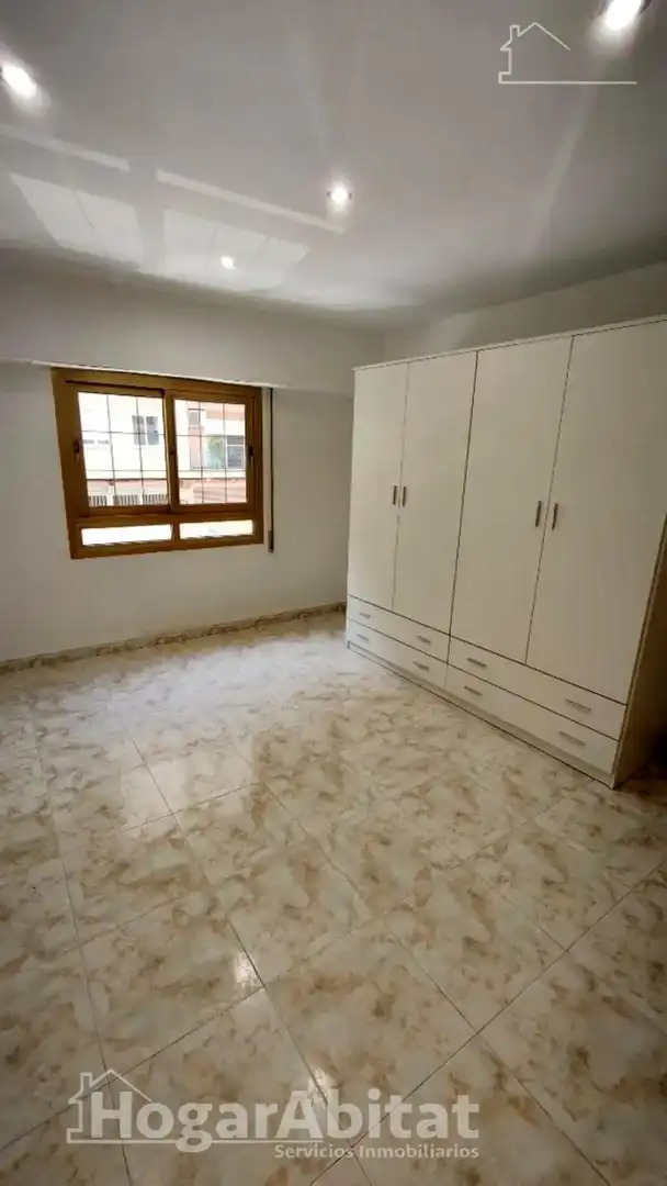 Bedroom of Flat for sale in Valencia  with Air Conditioner, Heating and Balcony