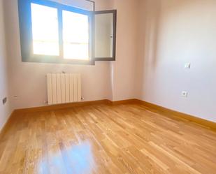 Bedroom of Flat for sale in Navalperal de Pinares  with Air Conditioner, Heating and Storage room