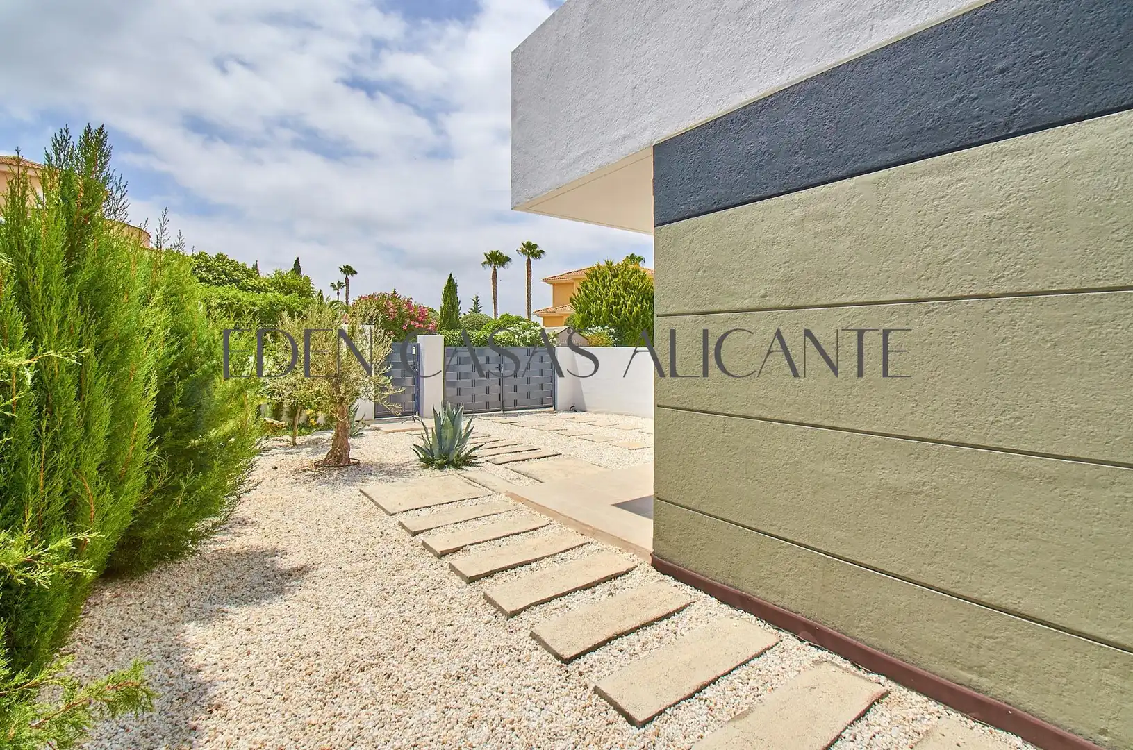 Vista exterior de Casa adosada en venta en Busot con Aire acondicionado, Calefacción y Jardín privado