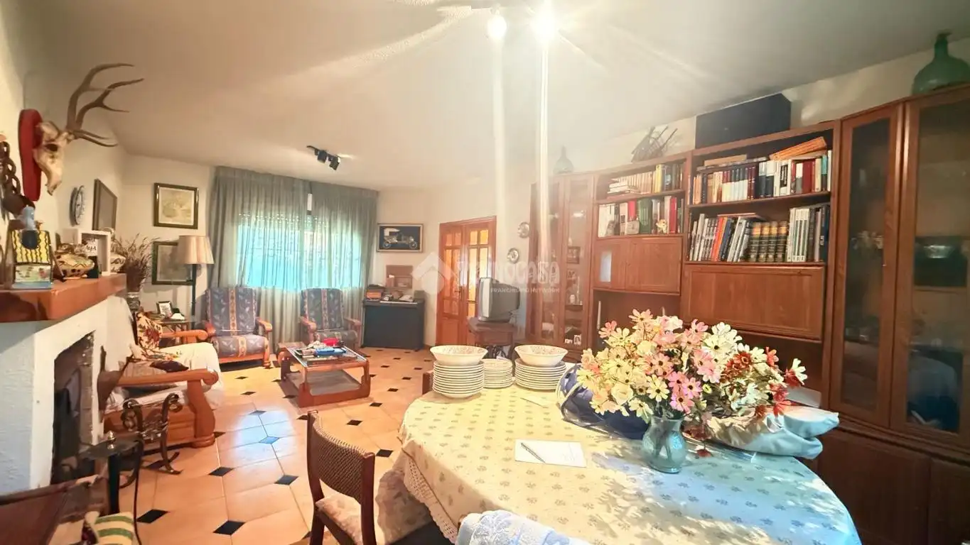 Sala de estar de Casa adosada en venta en Camarena con Calefacción, Trastero y Piscina comunitaria