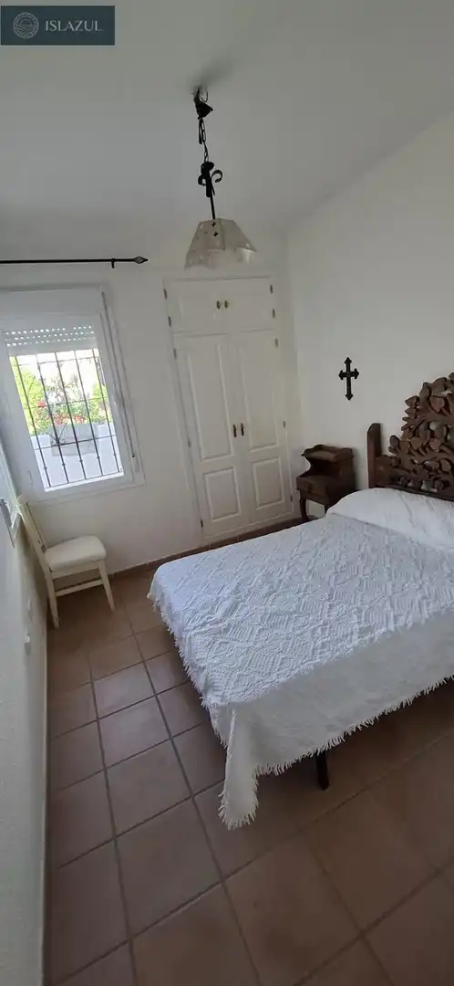 Schlafzimmer von Erdgeschoss zur Miete in Islantilla mit Klimaanlage, Heizung und Privatgarten