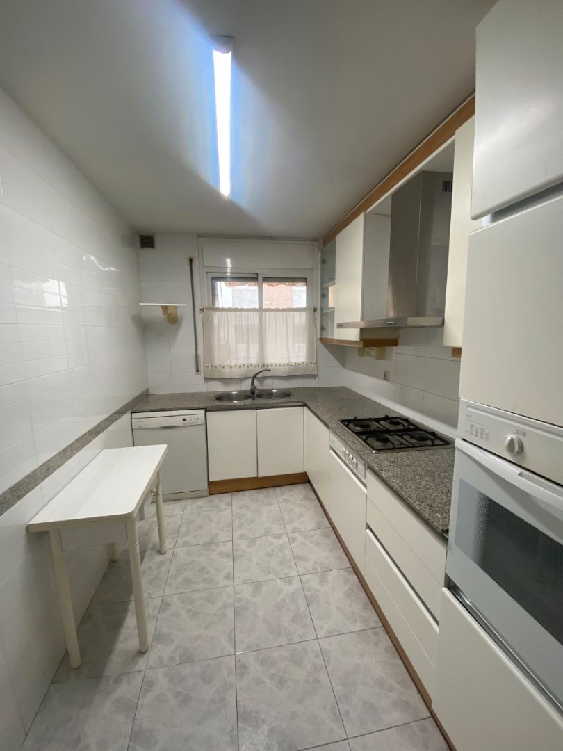 Cuina de Pis de lloguer en Terrassa amb Calefacció, Forn i Microones