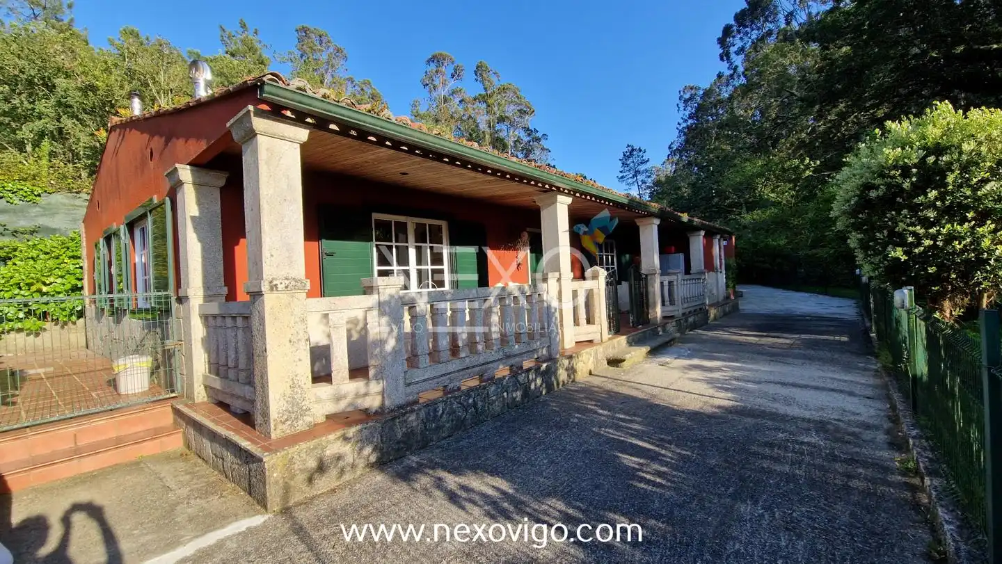 Vista exterior de Casa o chalet en venta en Cangas  con Calefacción, Jardín privado y Piscina