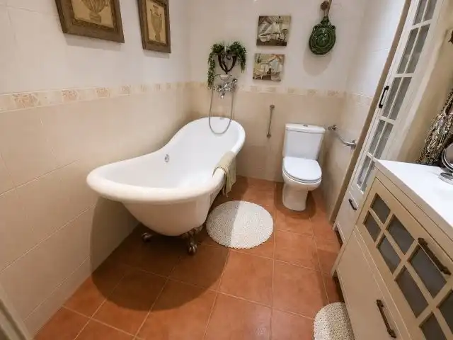 Baño de Piso en venta en Manilva con Terraza, Trastero y Alarma