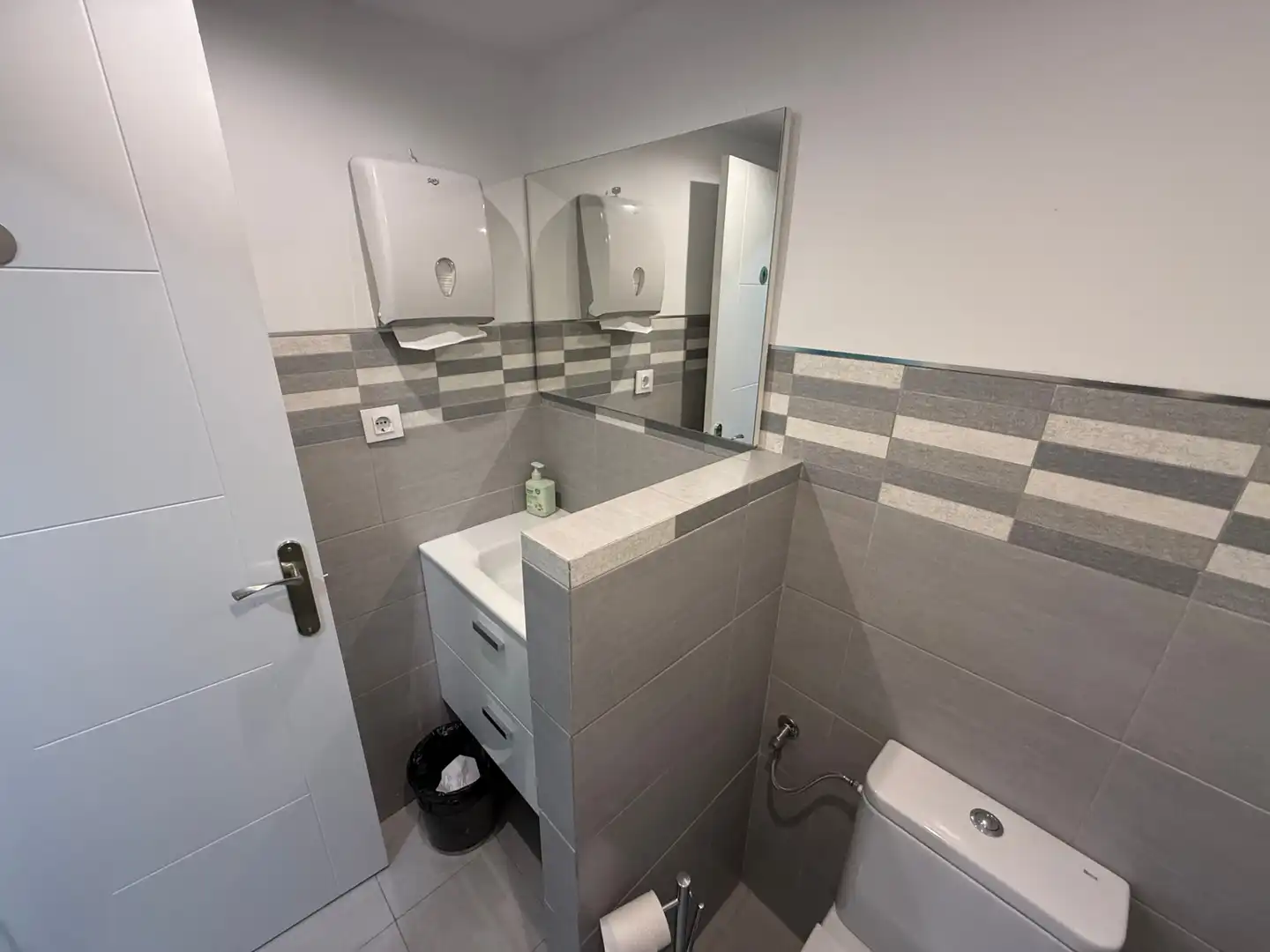 Bathroom of Office for rent in Madrid  with Air Conditioner, Heating and Storage room