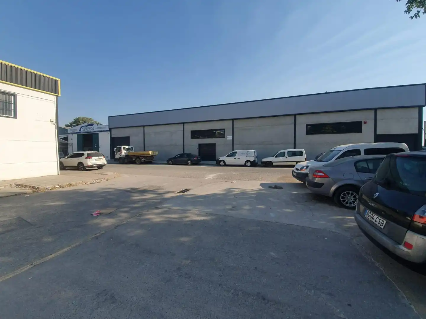 Außenansicht von Fabrikhallen zur Miete in Los Palacios y Villafranca
