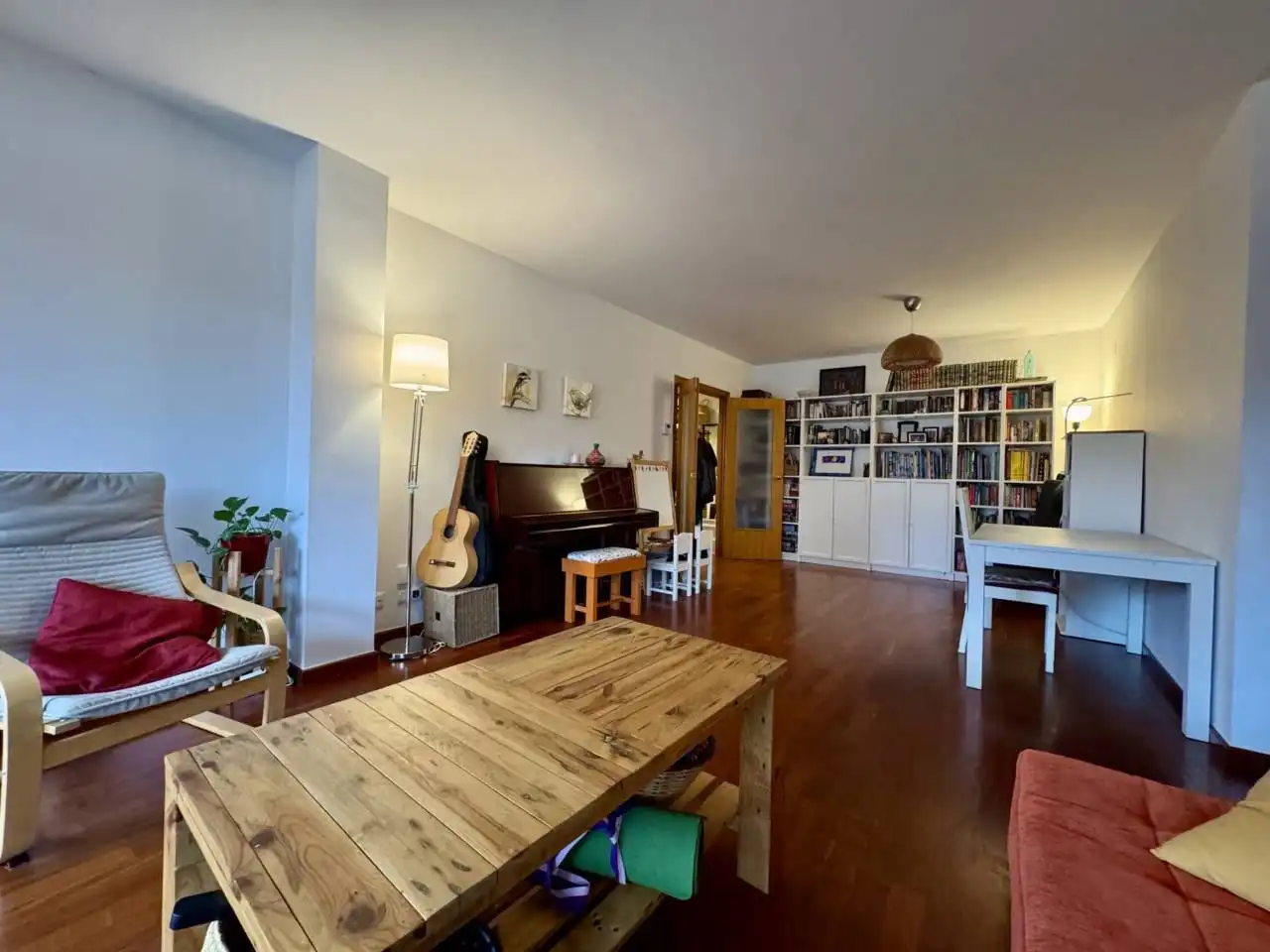 Sala d'estar de Pis en venda en Cerdanyola del Vallès amb Parquet, Terrassa i Piscina comunitària