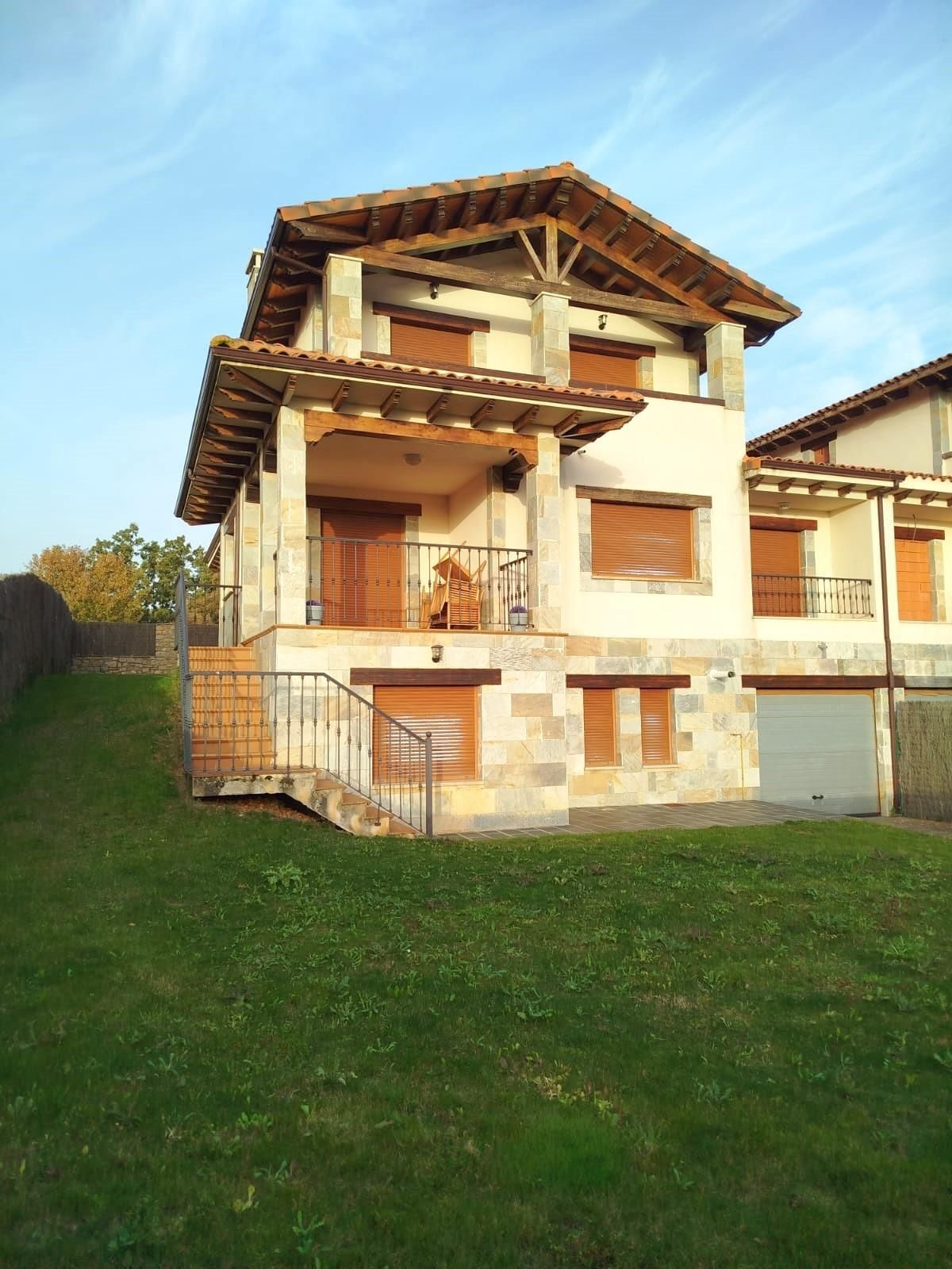 Vista exterior de Casa adosada en venda en Valverde de la Virgen amb Calefacció, Jardí privat i Terrassa