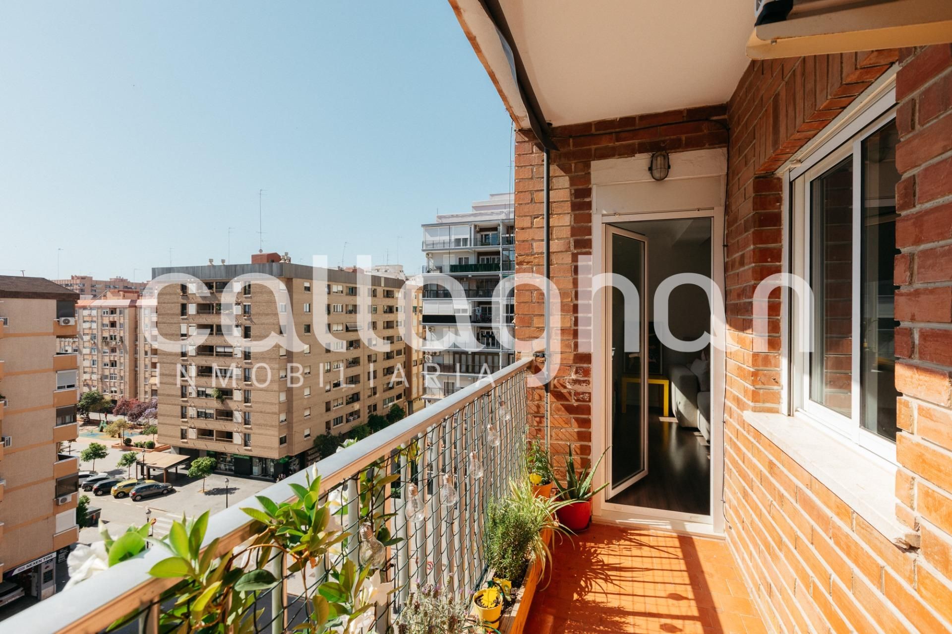 Exterior view of Flat for sale in  Valencia Capital  with Air Conditioner, Terrace and Balcony