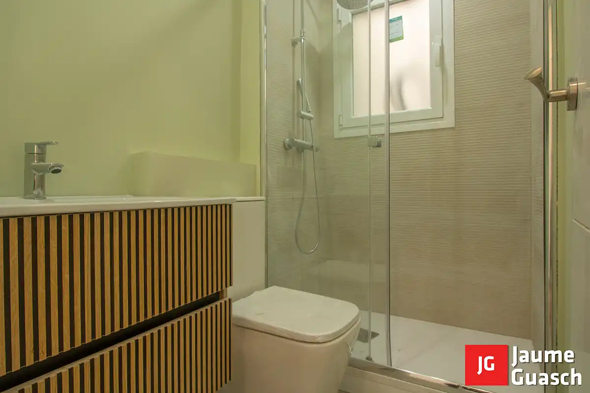 Badezimmer von Wohnung zum Verkauf in Torredembarra mit Klimaanlage, Heizung und Parkett