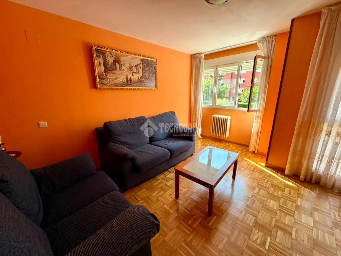 Sala de estar de Piso en venta en León Capital  con Calefacción, Parquet y Trastero