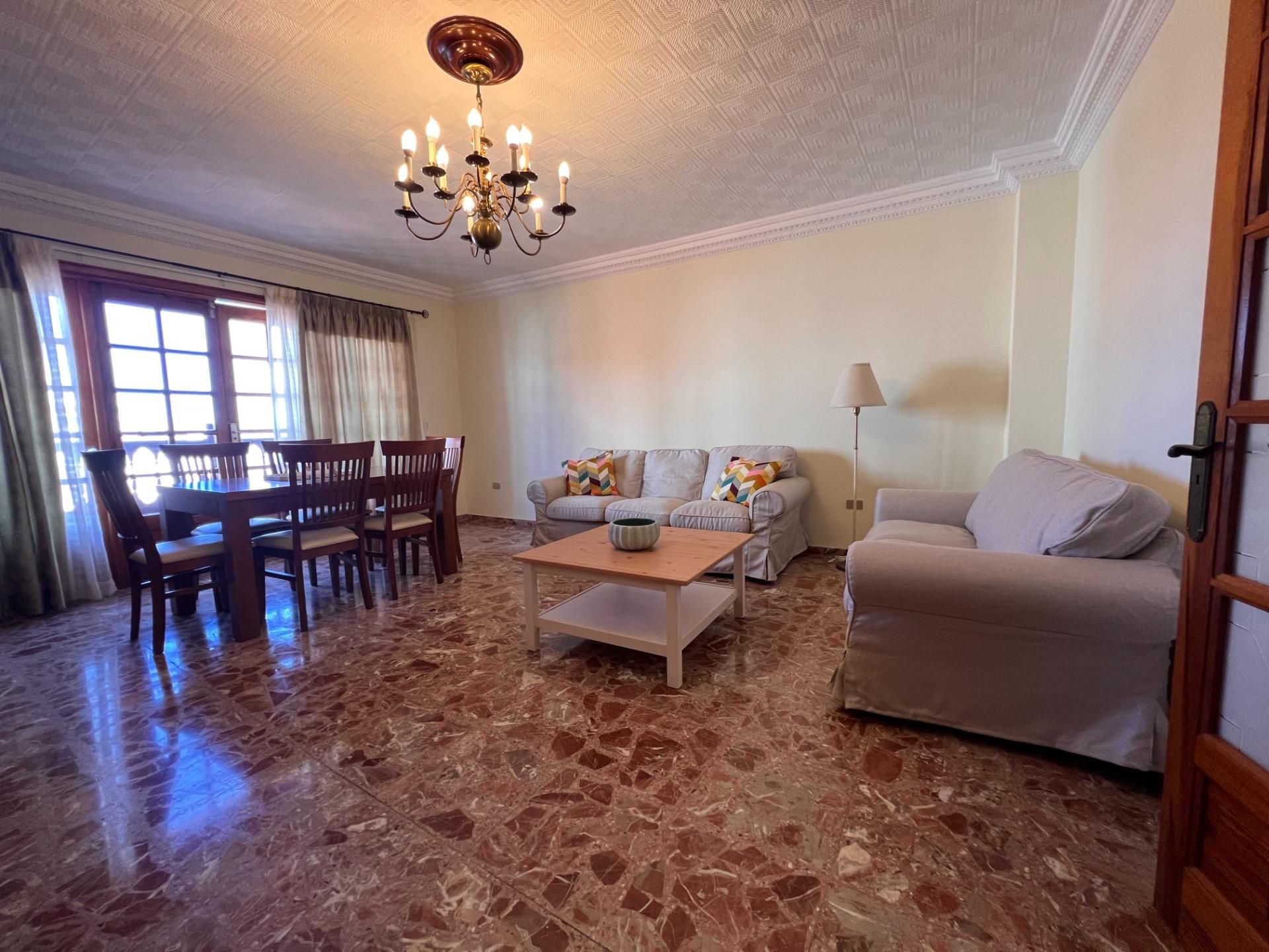 Sala d'estar de Pis de lloguer en Icod de los Vinos amb Terrassa i Balcó