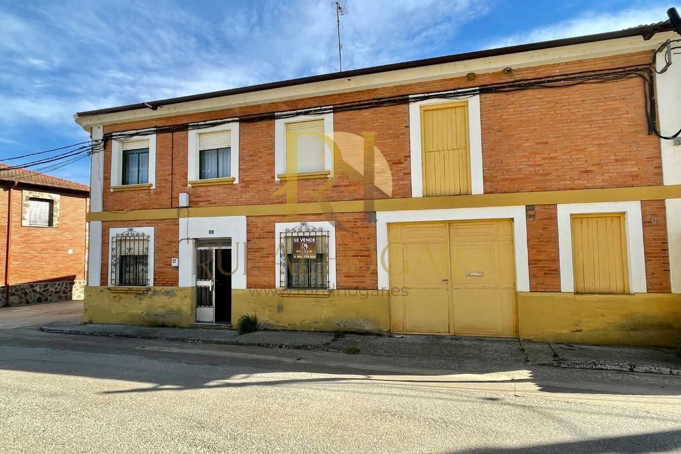Vista exterior de Casa o xalet en venda en Villamontán de la Valduerna amb Balcó