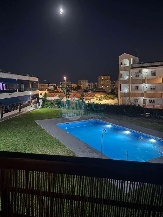 Piscina de Pis de lloguer en Roquetas de Mar amb Aire condicionat, Terrassa i Moblat
