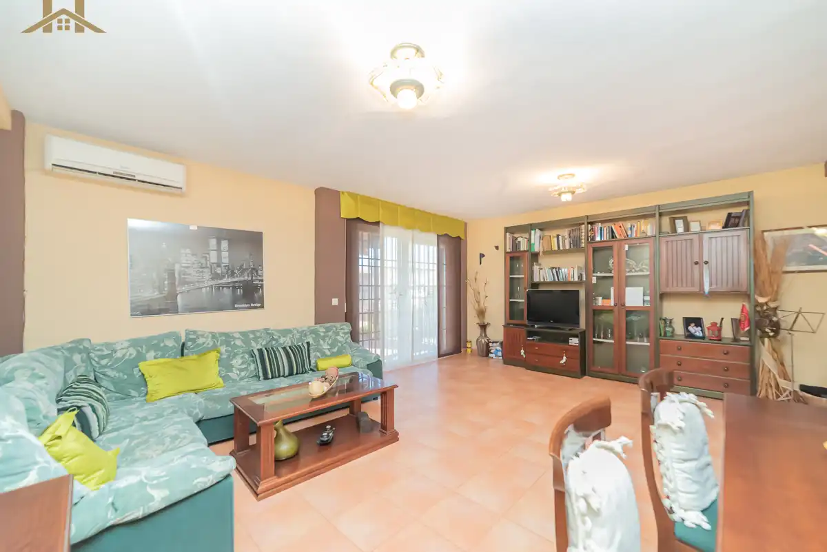 Sala d'estar de Casa adosada en venda en Navalcarnero amb Aire condicionat, Calefacció i Jardí privat